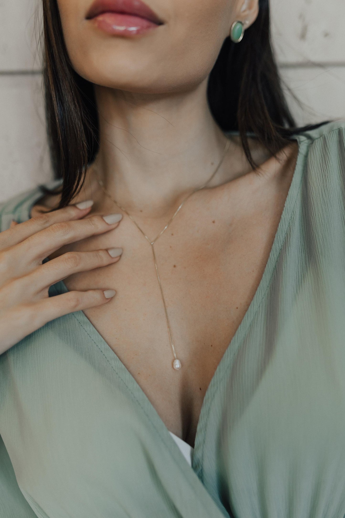 Brinco Oval Pedra Natural Dourada