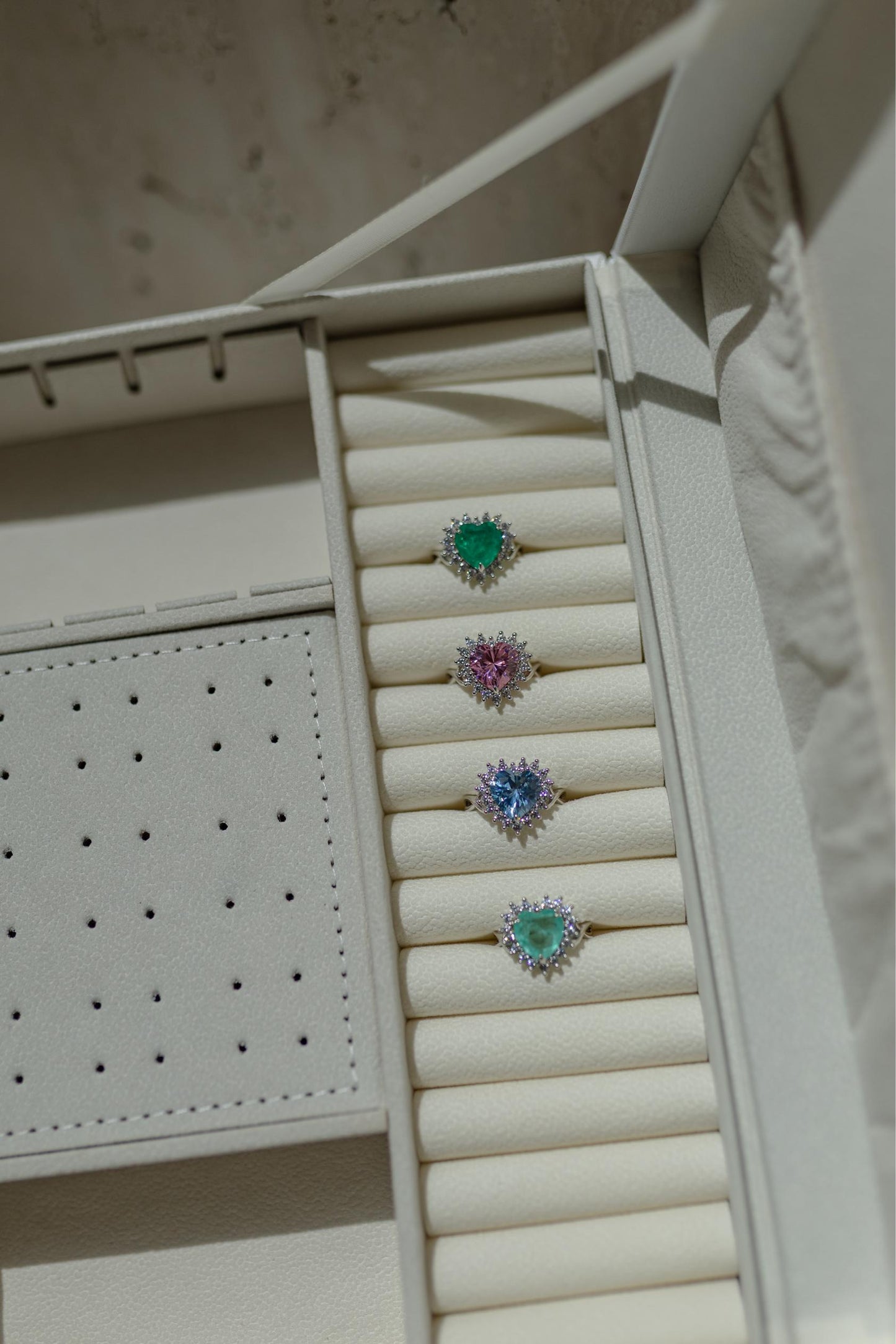 Anel Coração Borda Cravejada Esmeralda Colombiana Ródio Branco