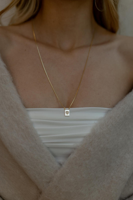 Colar Escapulário Cruz e Coração Dourado