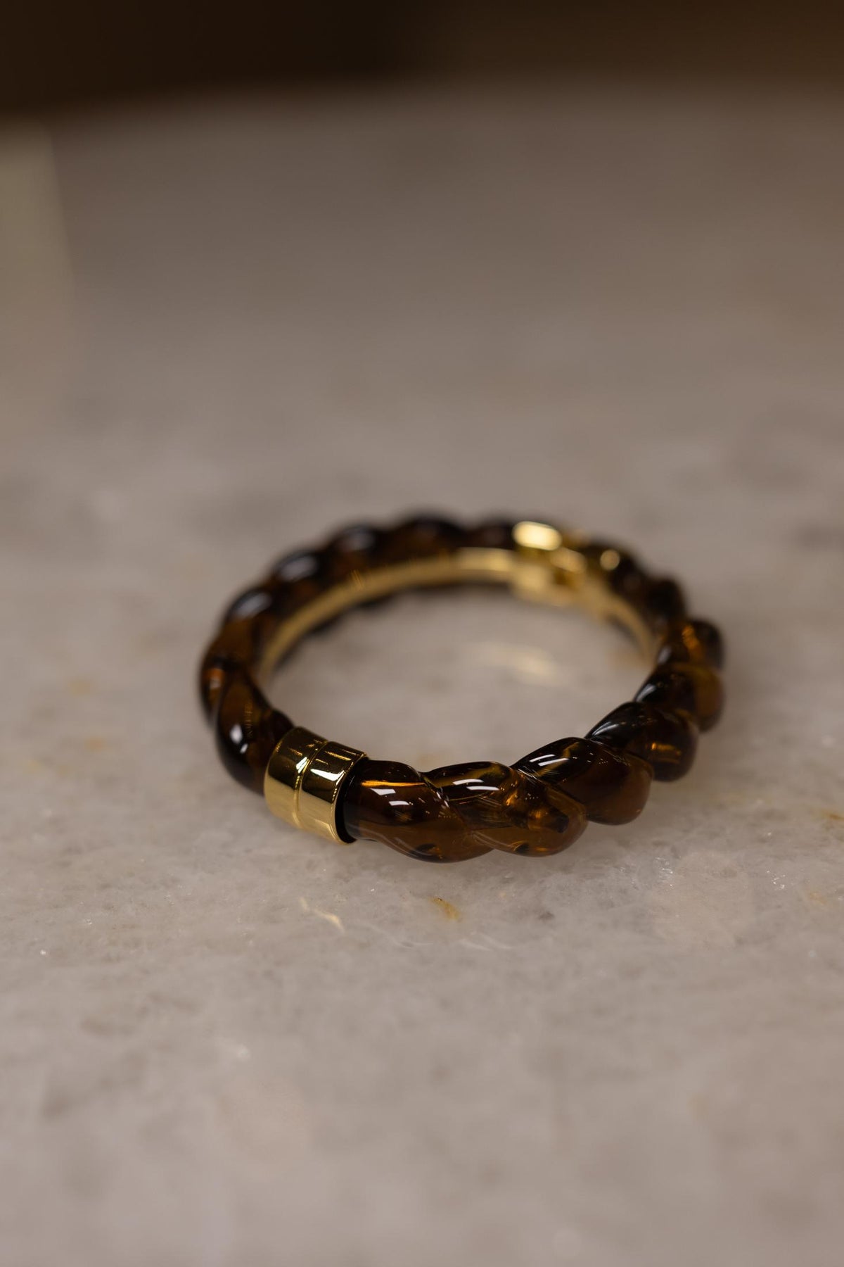 Bracelete Torcido Resina Tartaruga Dourado