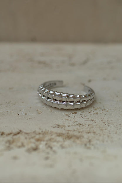 Bracelete Aberto Texturizado Ródio Branco