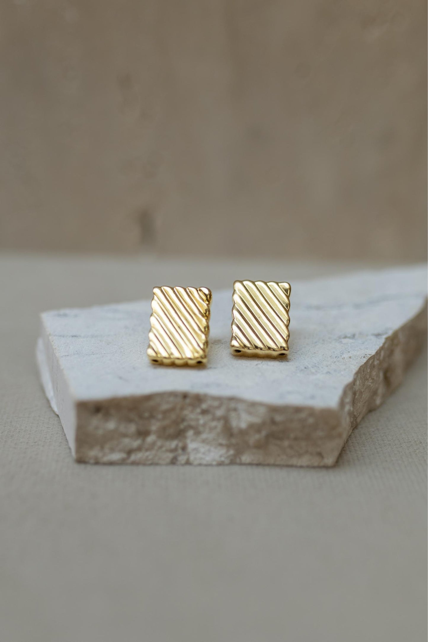 Brinco Retangular Frisos Dourado
