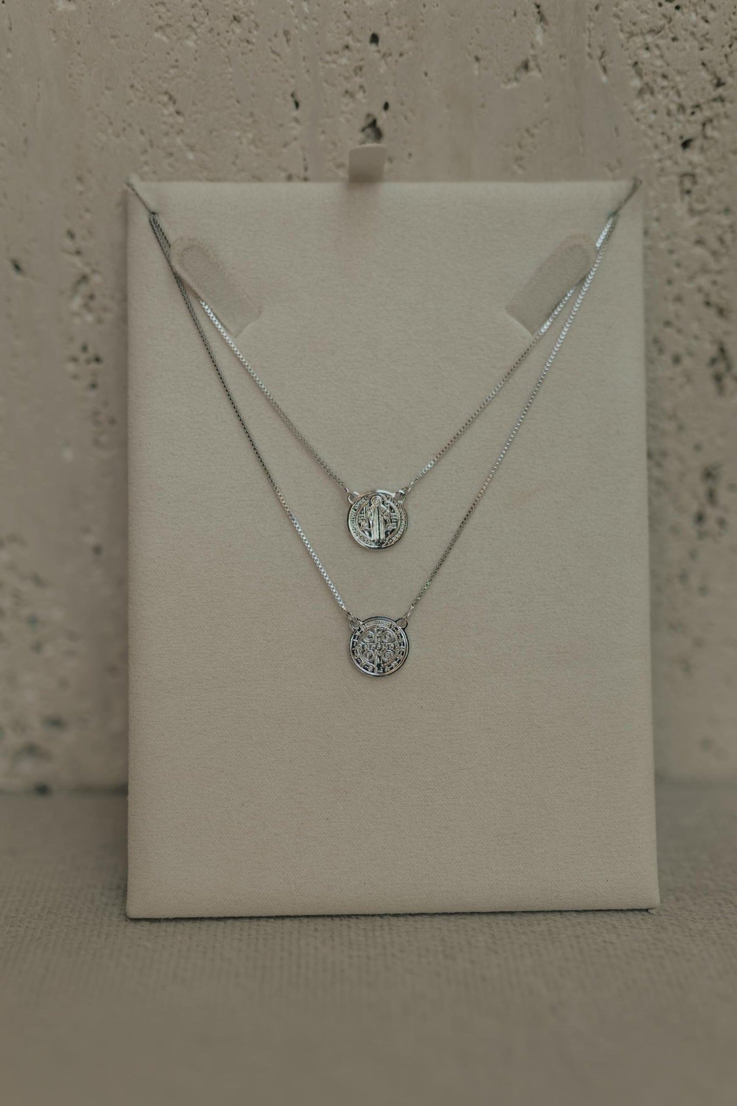 Colar Escapulário São Bento Ródio Branco