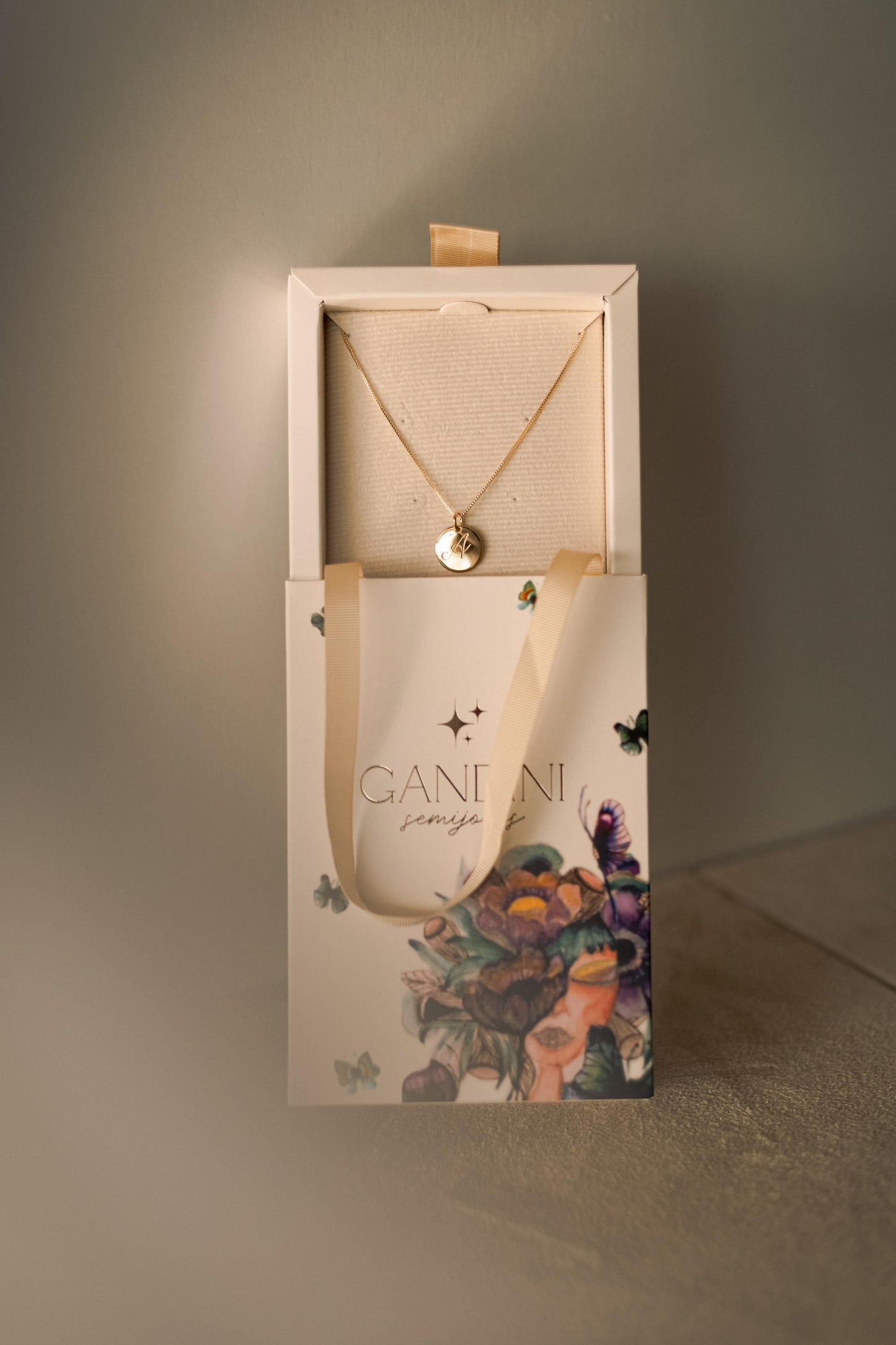 Colar de Medalha Personalizado Letra Dourado