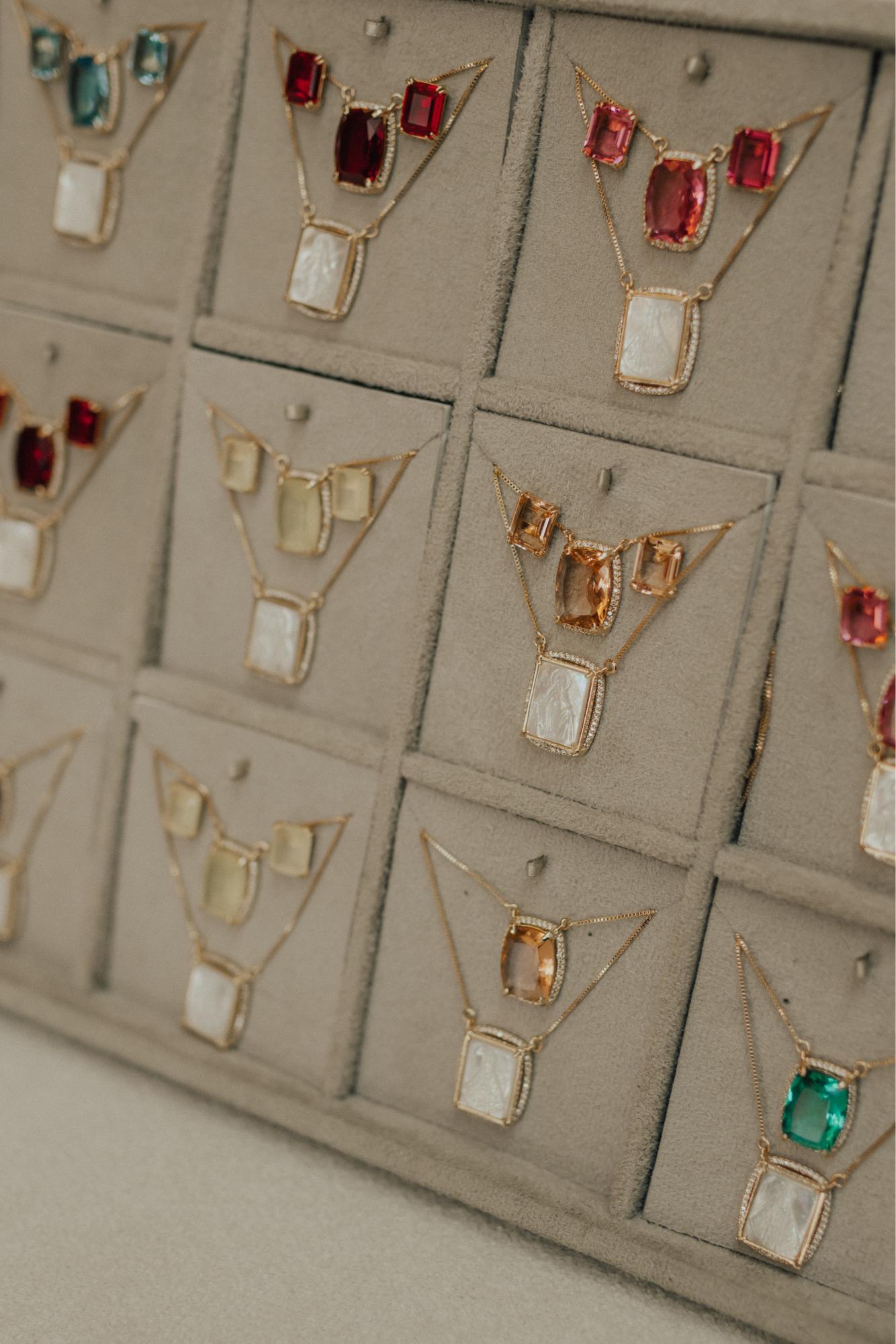 Colar Escapulário Madrepérola Safira Amarela Dourado