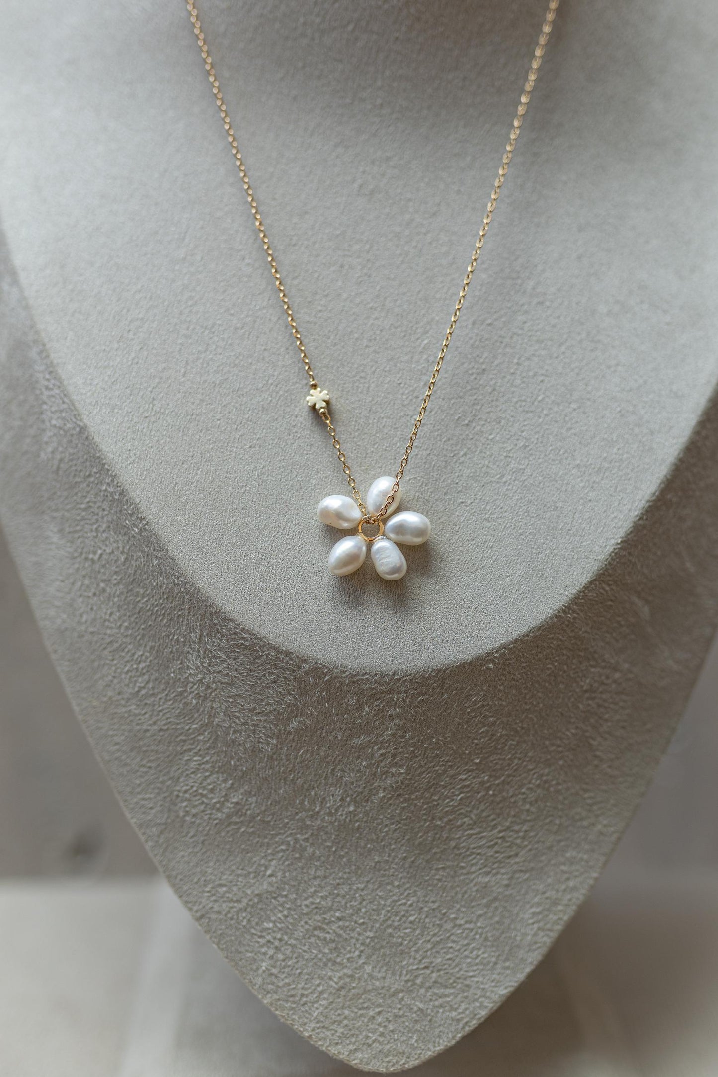 Colar Trevo Pérolas Flor Dourado