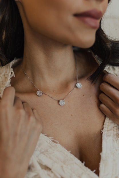 Colar com 3 Pingentes Redondo Baguete Ródio Branco