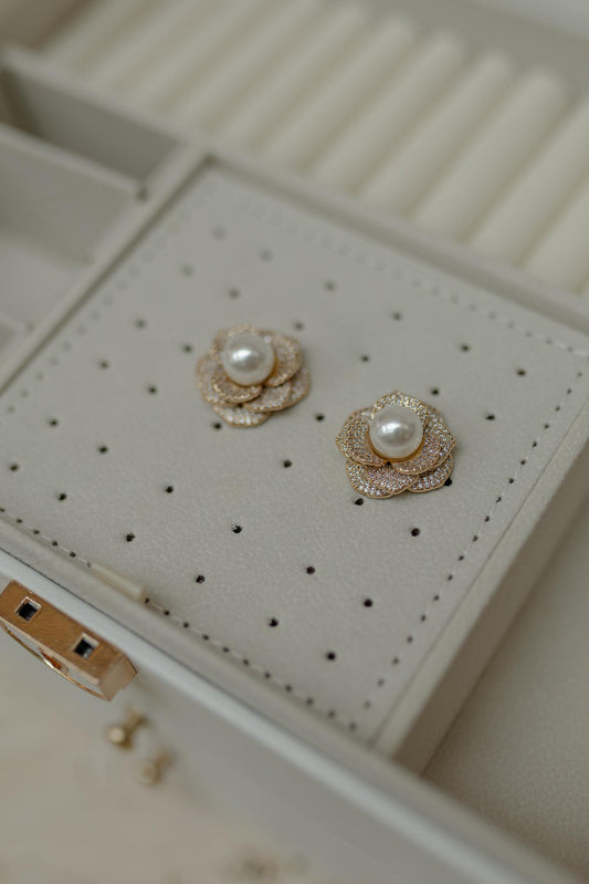 Brinco de Flor Cravejado com Pérola Dourado