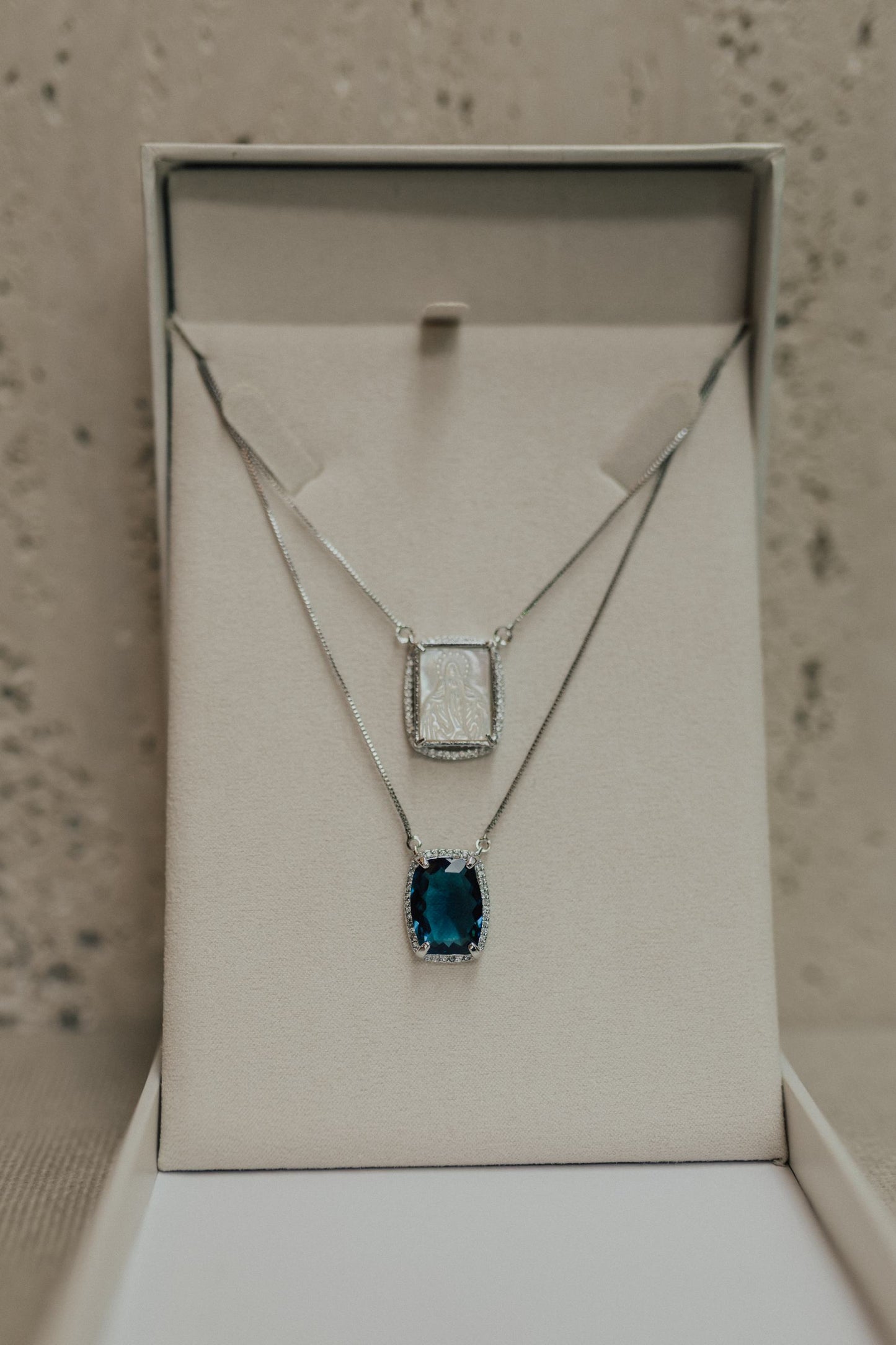 Colar Escapulário Madrepérola Azul Ródio Branco