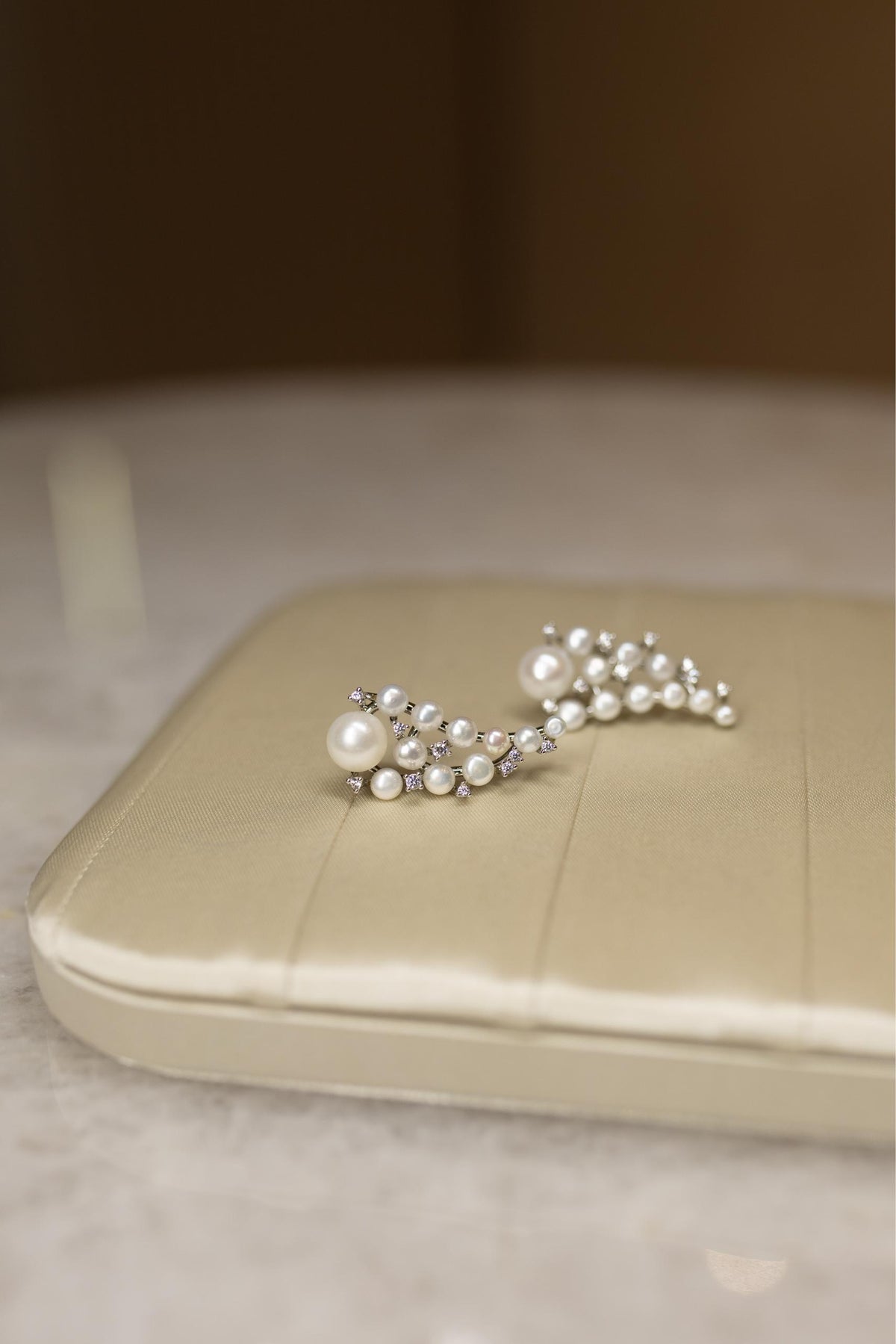 Brinco Ear Cuff Pérolas e Zircônias Cristal Ródio Branco