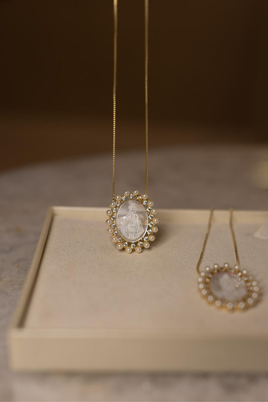 Colar Madrepérola Oval e Pérolas Dourado
