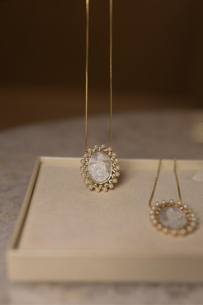 Colar Madrepérola Oval e Pérolas Dourado