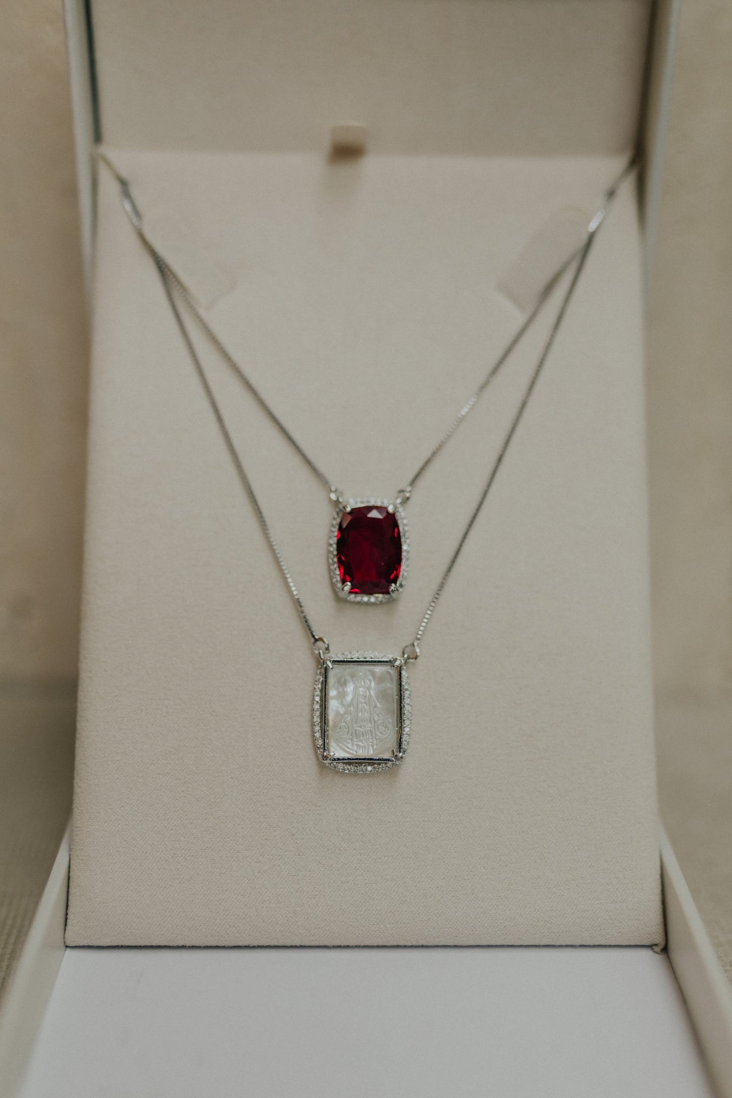 Colar Escapulário Madrepérola Rubi Ródio Branco