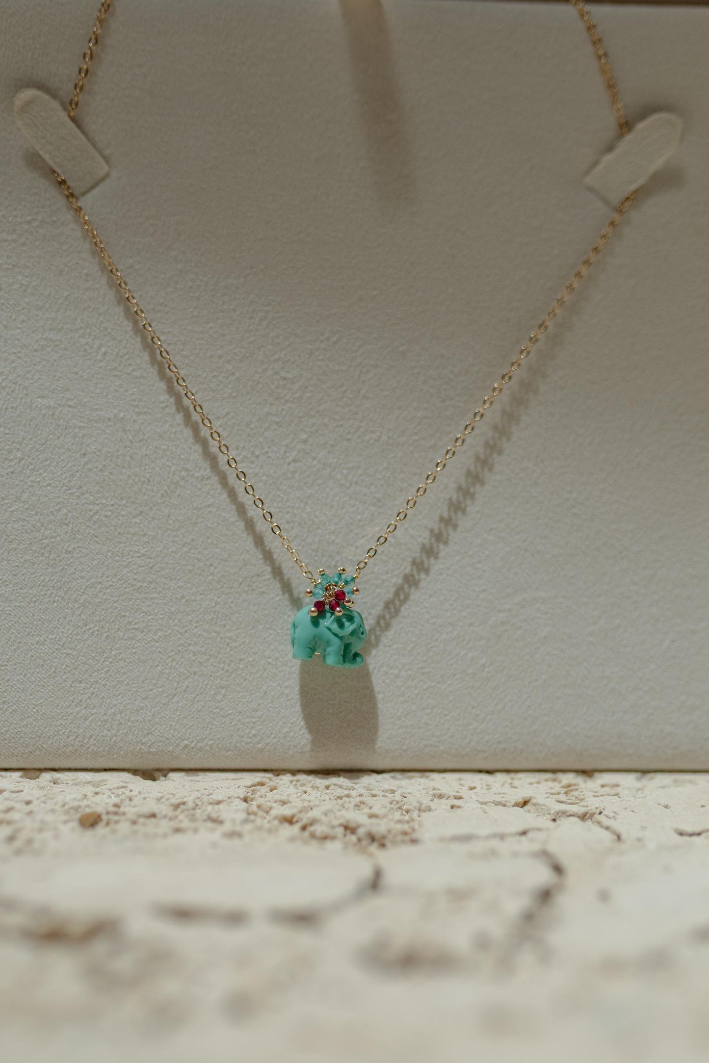 Colar Elefante com Pedras e Zircônias Dourado