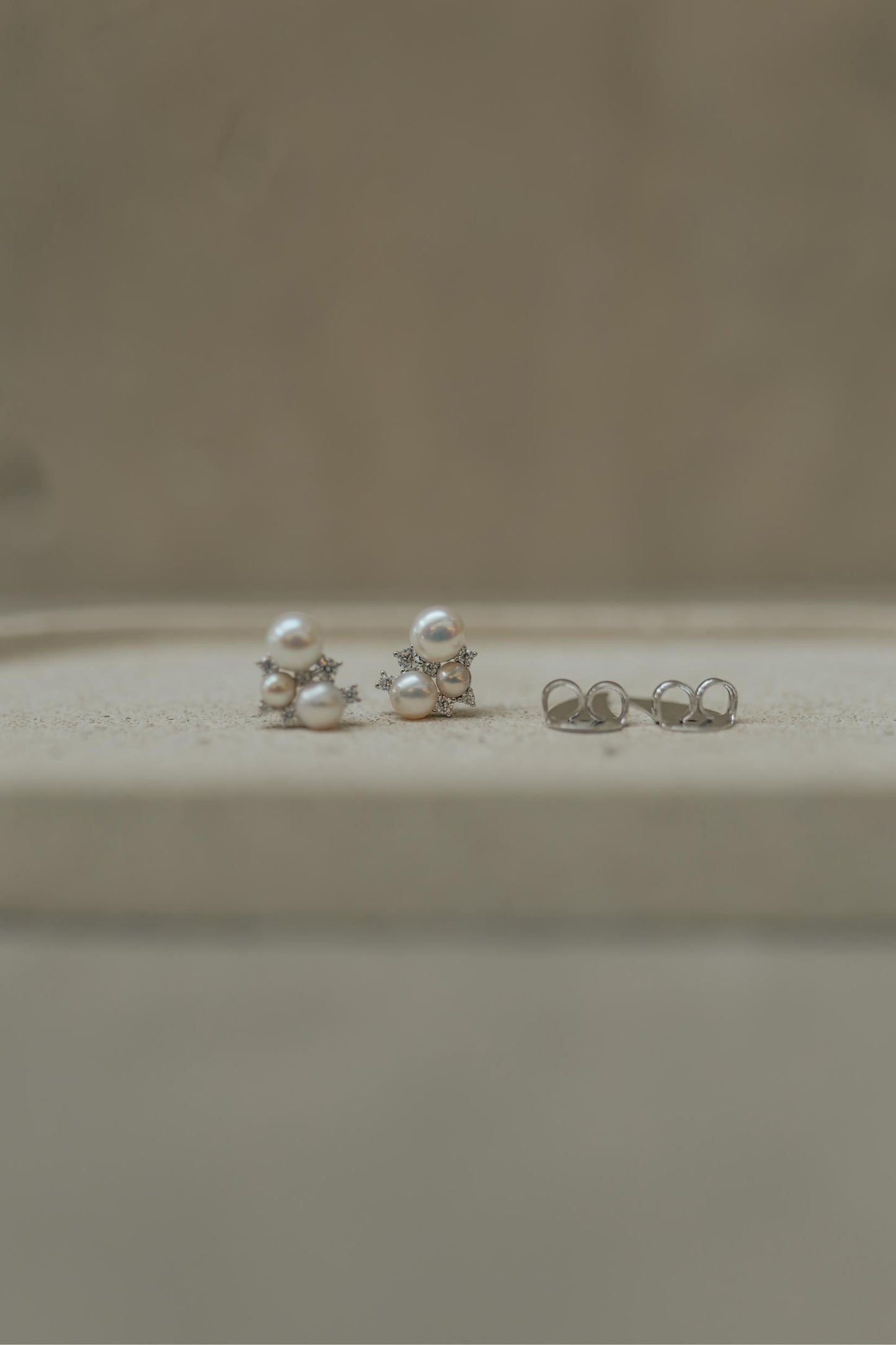 Brinco Mini Ear Cuff Moissanite 3 Pérolas Natural Prata 925 Ródio Branco