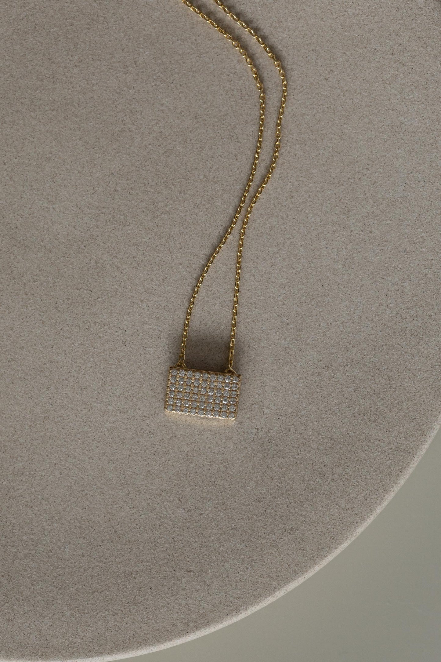 Colar Quadrado Cravejado Dourado