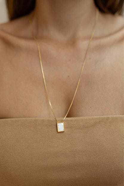 Colar Escapulário Nossa Senhora do Carmo Madrepérola Dourado