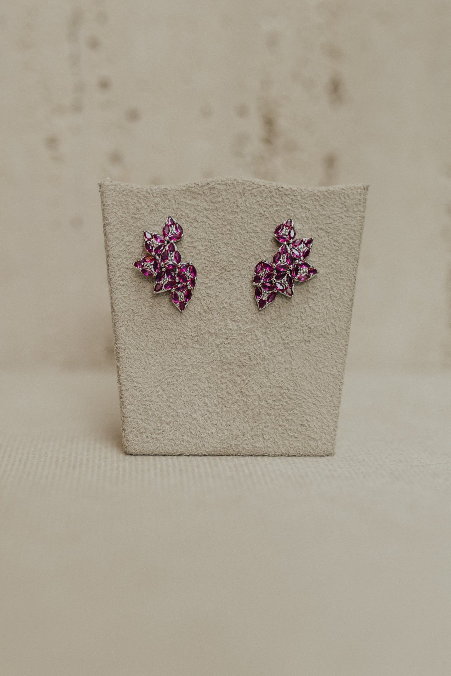 Brinco Ear Cuff Cravejado Rubelita Ródio Branco