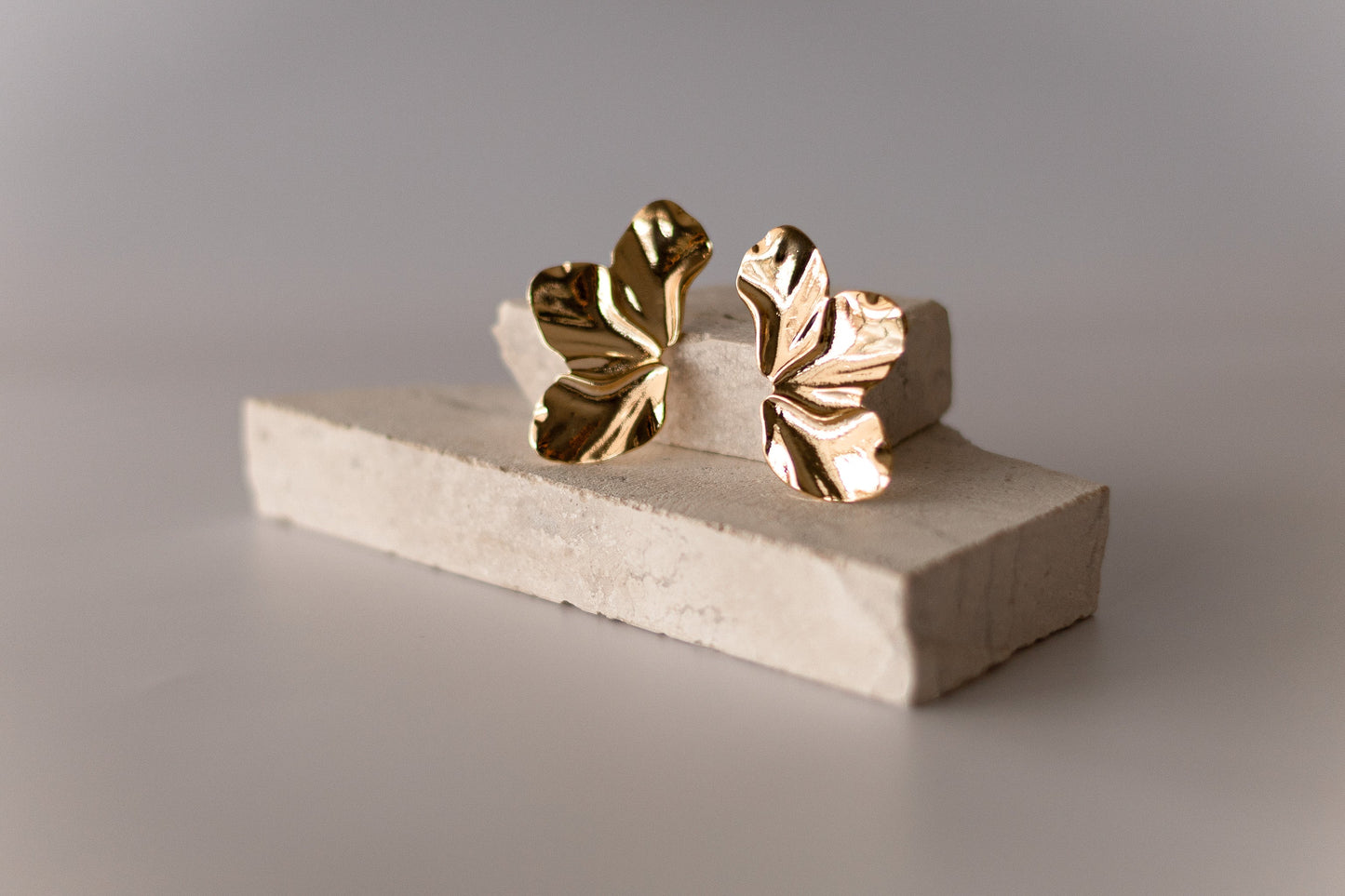 Brinco 3 Pétalas Dourado