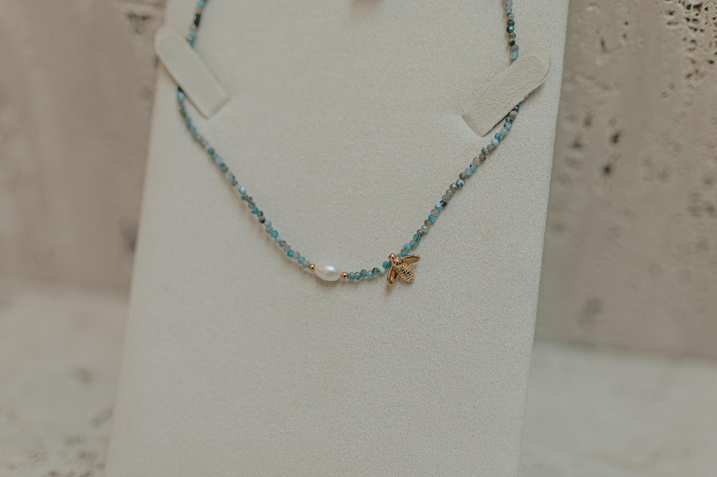 Choker Bee Apatita Pérola de Água Doce Dourado