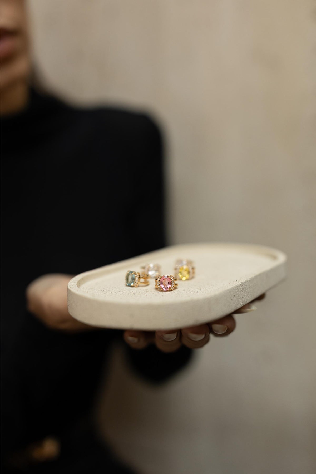 Piercing Fake Oval Cravejado Dourado