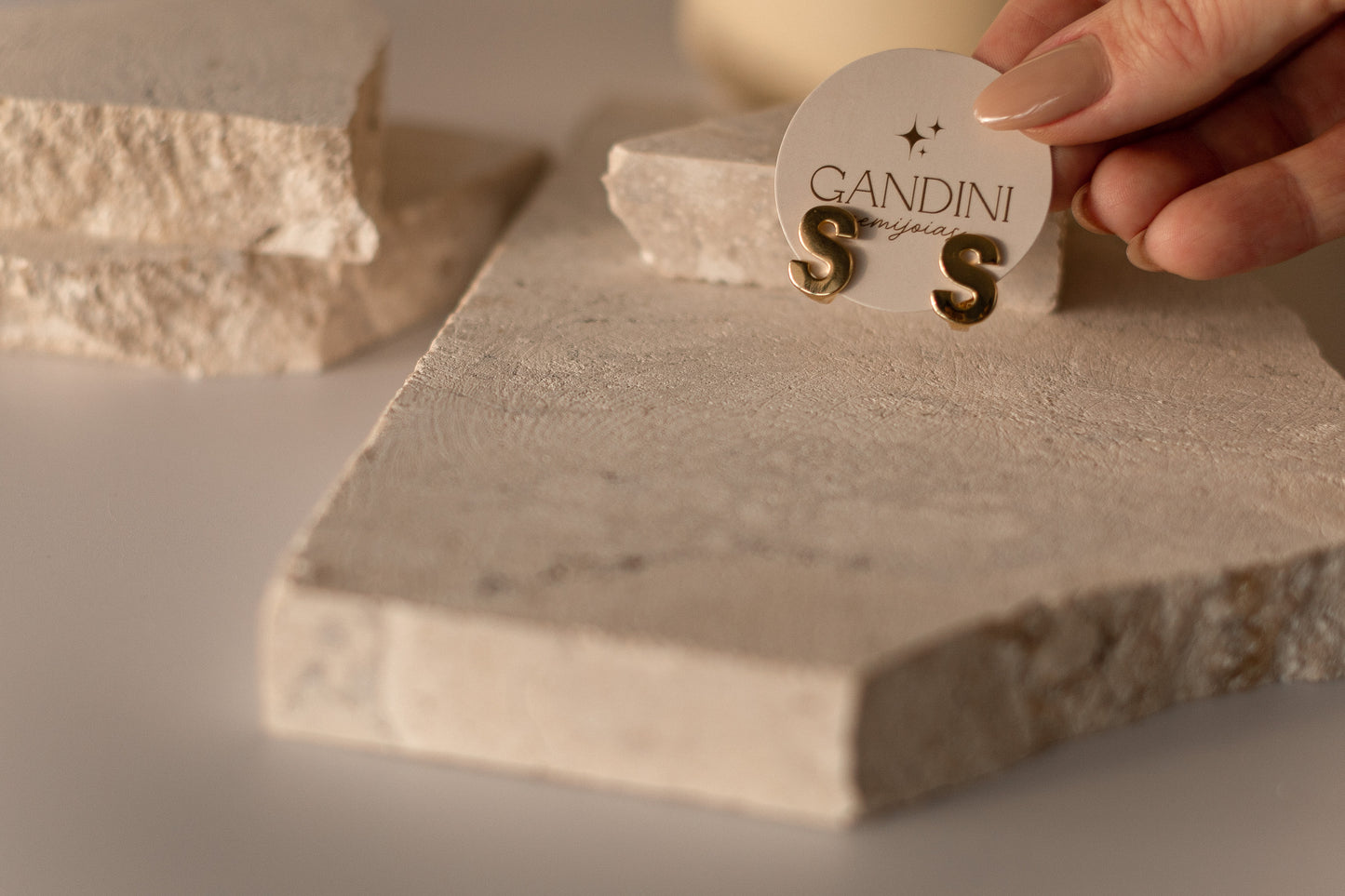 Brinco Argola Click Letra Dourado