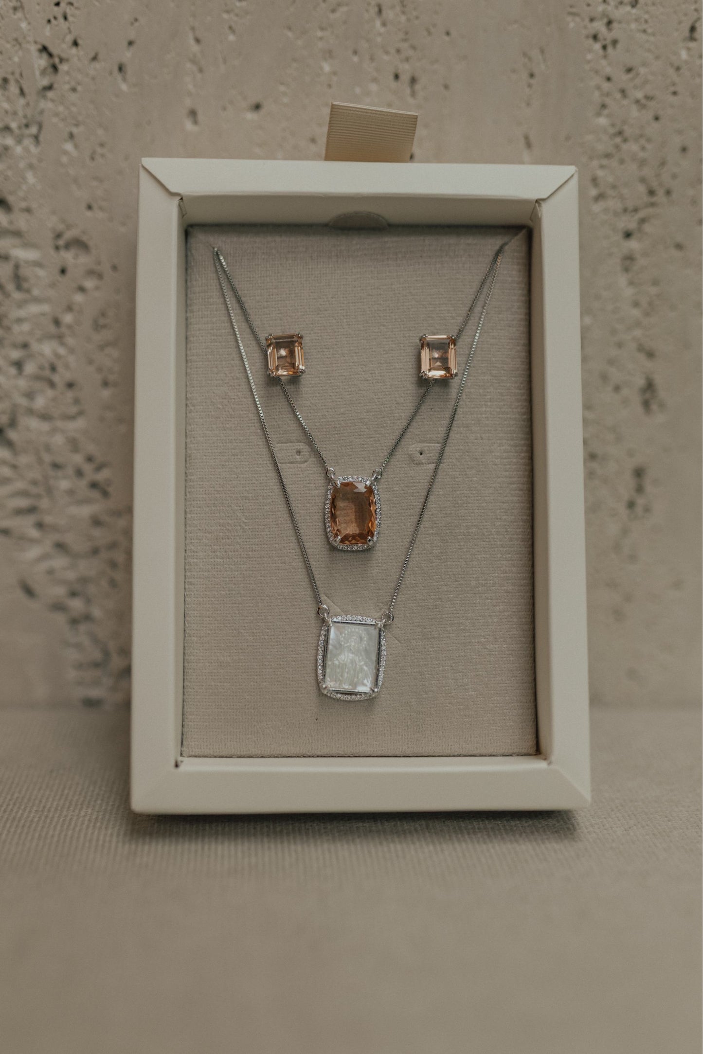 Colar Escapulário Madrepérola Morganita Ródio Branco