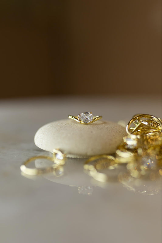 Anel Orgânico Gota Lateral Dourado