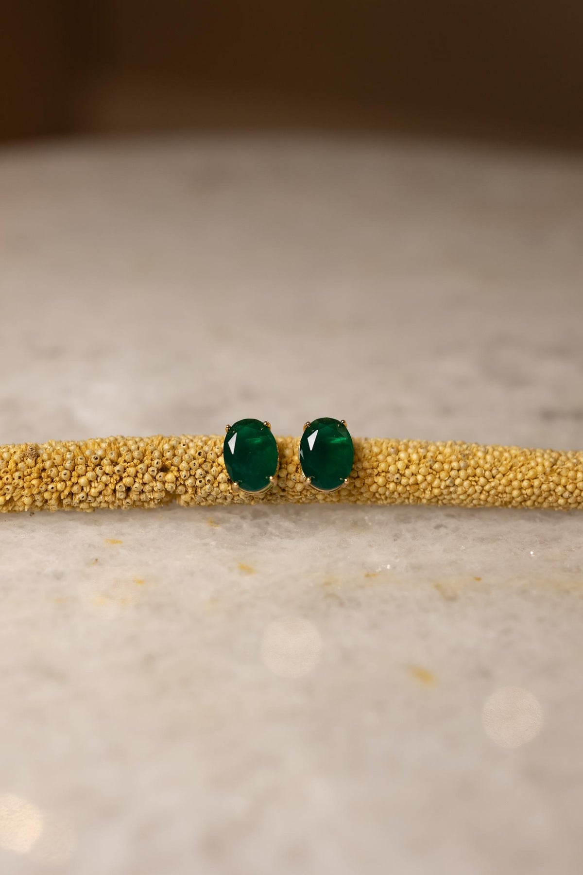 Brinco Oval Esmeralda 4 Garras Dourado