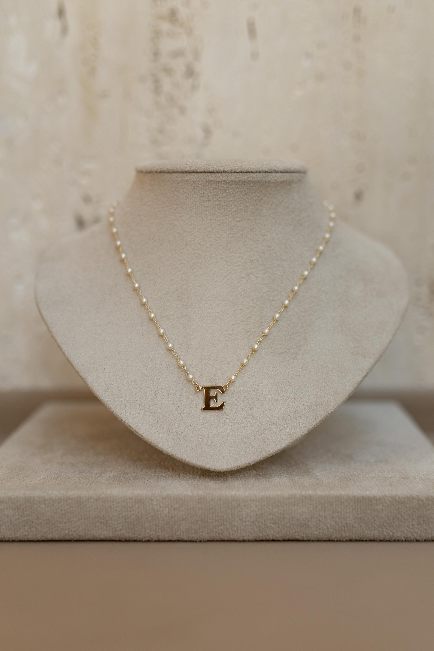 Colar Pérola Letra Dourado