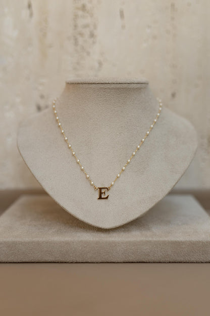 Colar Pérola Letra Dourado