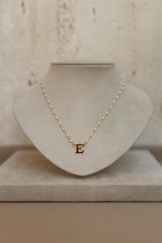 Colar Pérola Letra Dourado