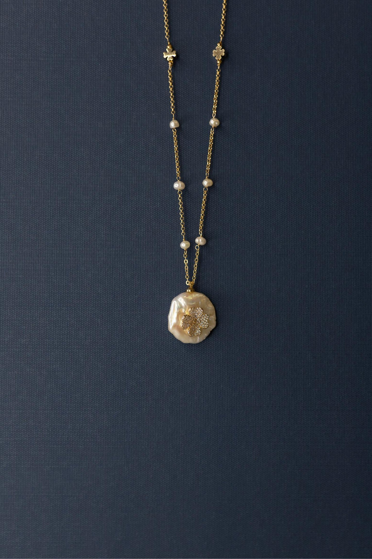 Colar Longo Madrepérola Trevo Cravejado Dourado