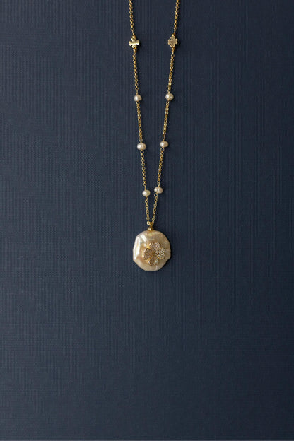 Colar Longo Madrepérola Trevo Cravejado Dourado