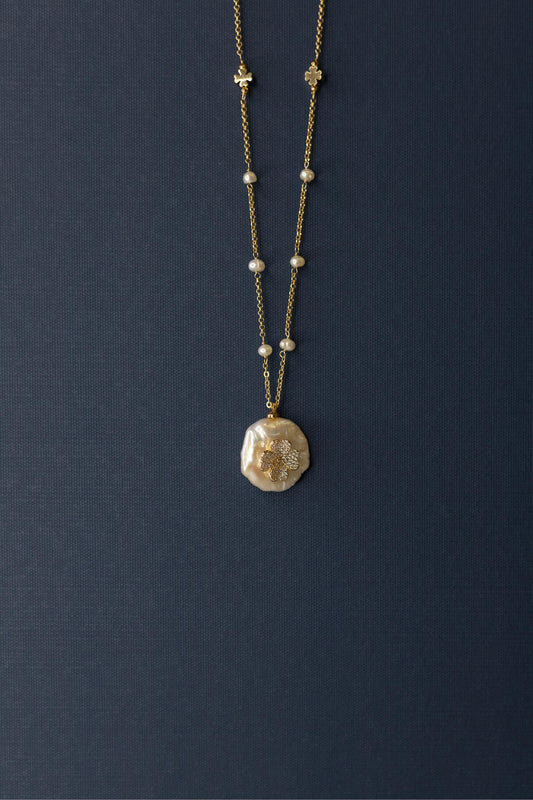 Colar Longo Madrepérola Trevo Cravejado Dourado