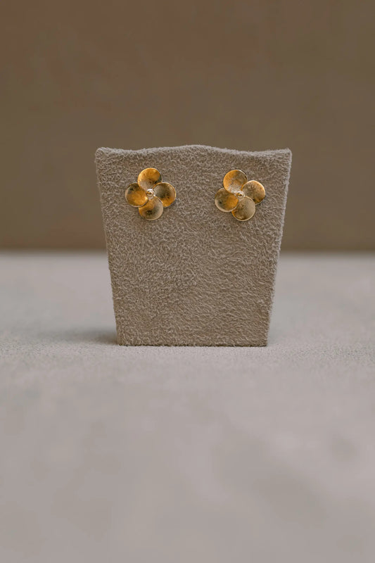 Brinco Flor Escovada 4 Pétalas Mini Ouro