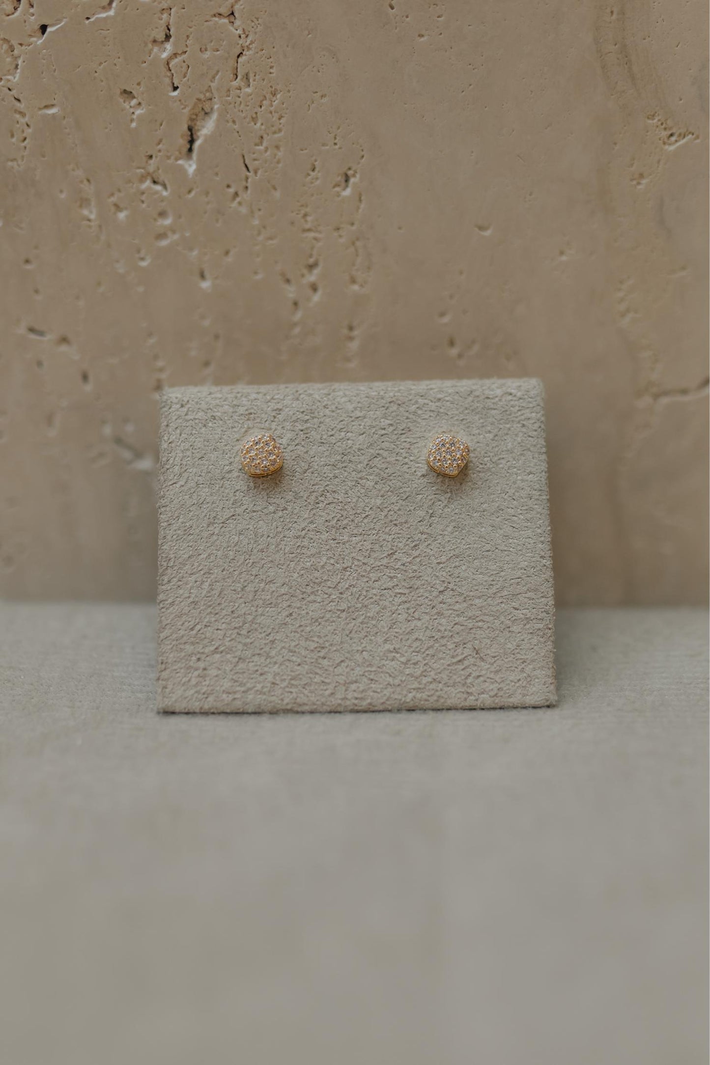 Brinco Orgânico Cravejado Dourado P