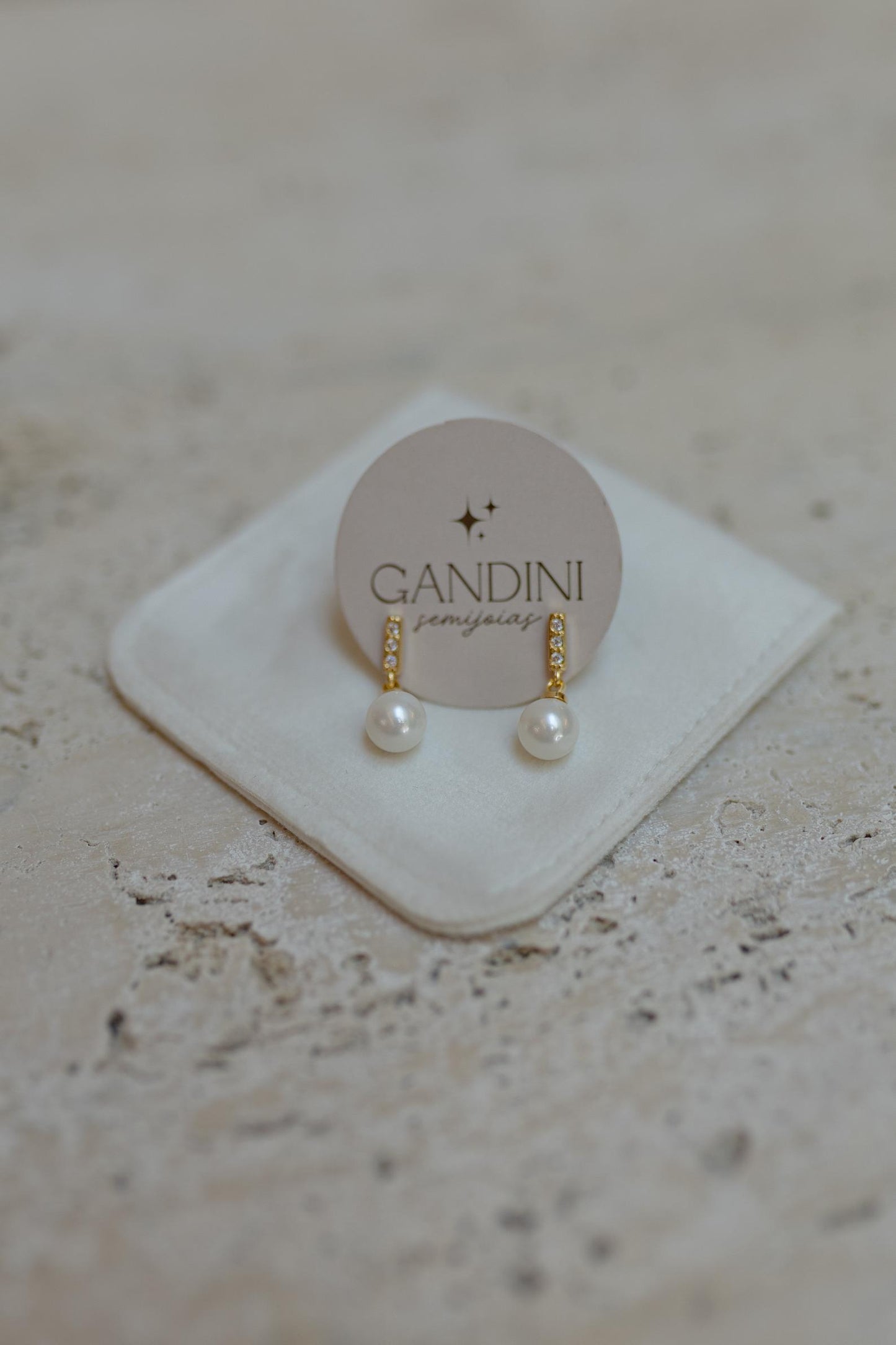 Brinco Vintage Zircônias Pérola Dourado