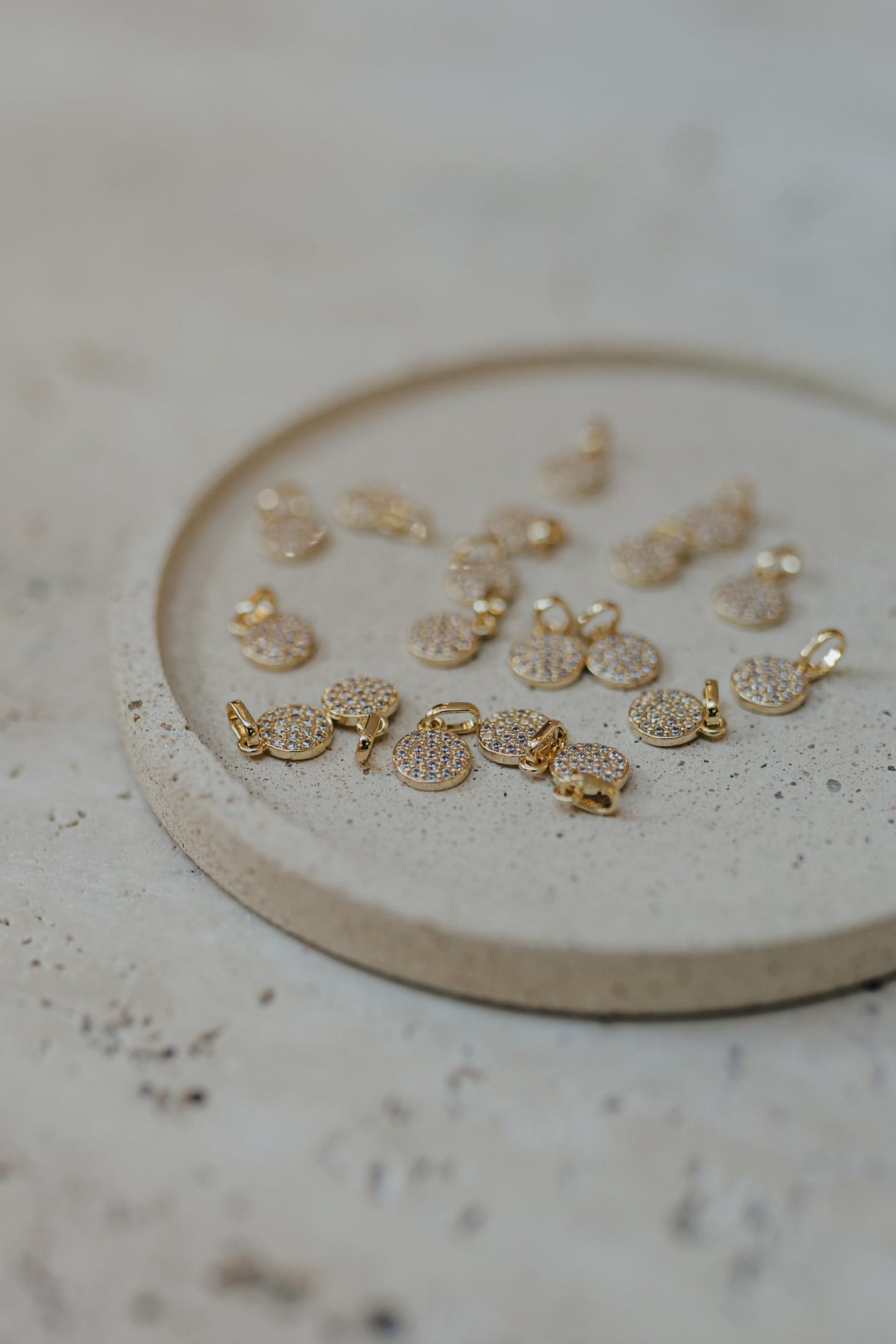 Colar Pingente Circulo Cravejado Dourado