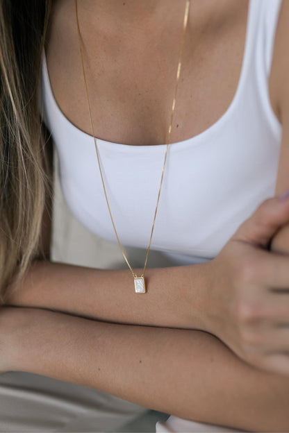 Colar Escapulário Nossa Senhora do Carmo Madrepérola Dourado