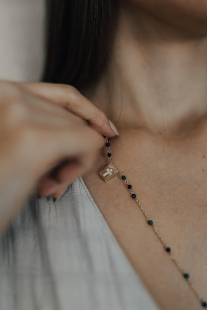 Colar Escapulário Pedras Naturais Nossa Senhora Aparecida Dourado