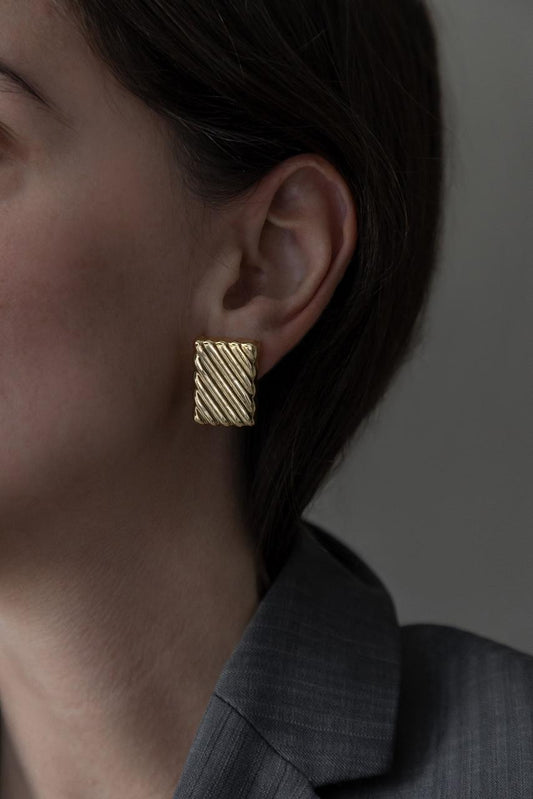 Brinco Retangular Frisos Dourado