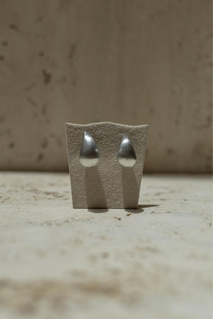 Brinco Gota Oca Maior Fosco Ródio Branco