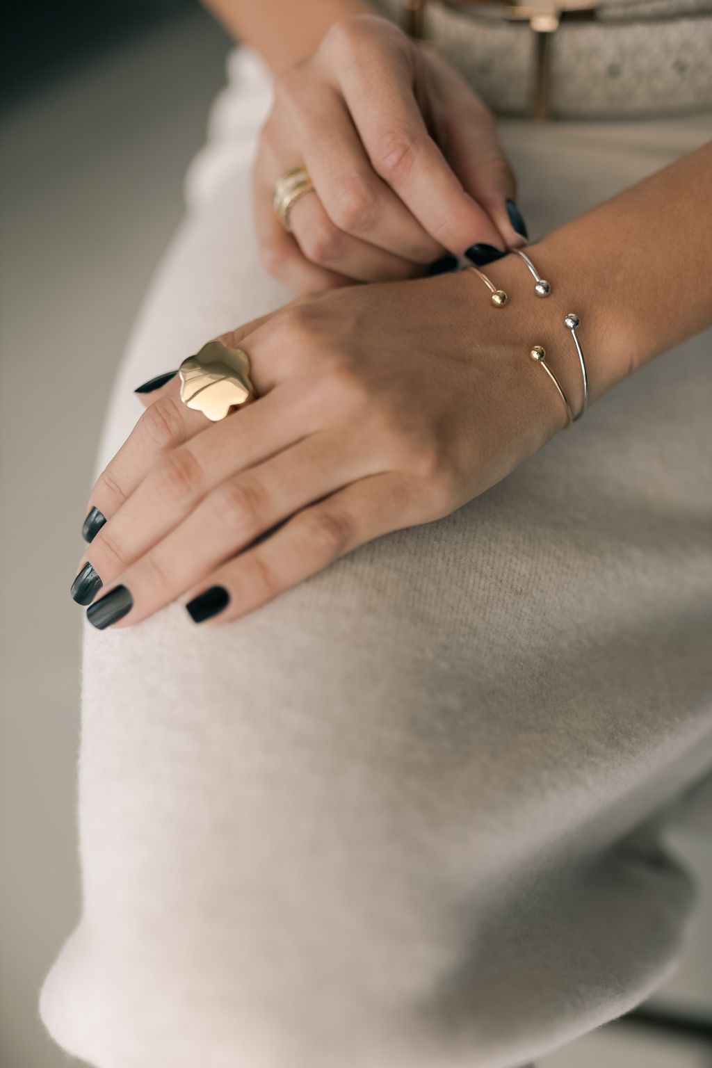 Bracelete Fino com Bolinhas nas Pontas