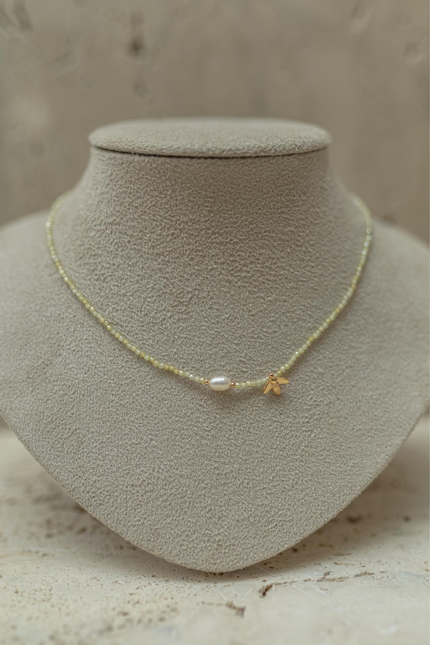 Choker Bee Pérola de Água Doce Dourado