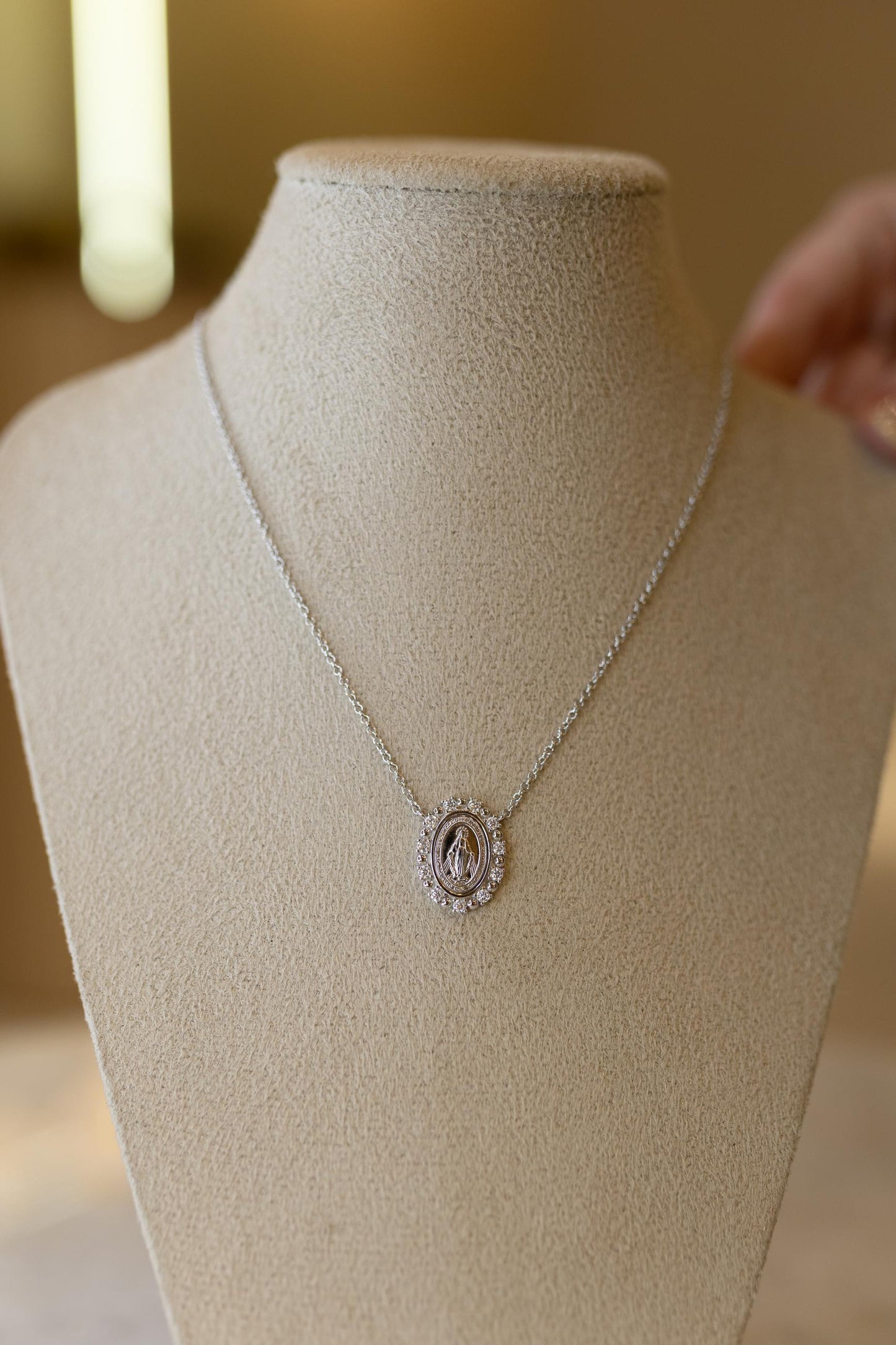 Colar Nossa Senhora das Graças Esferas e Moissanite Prata 925