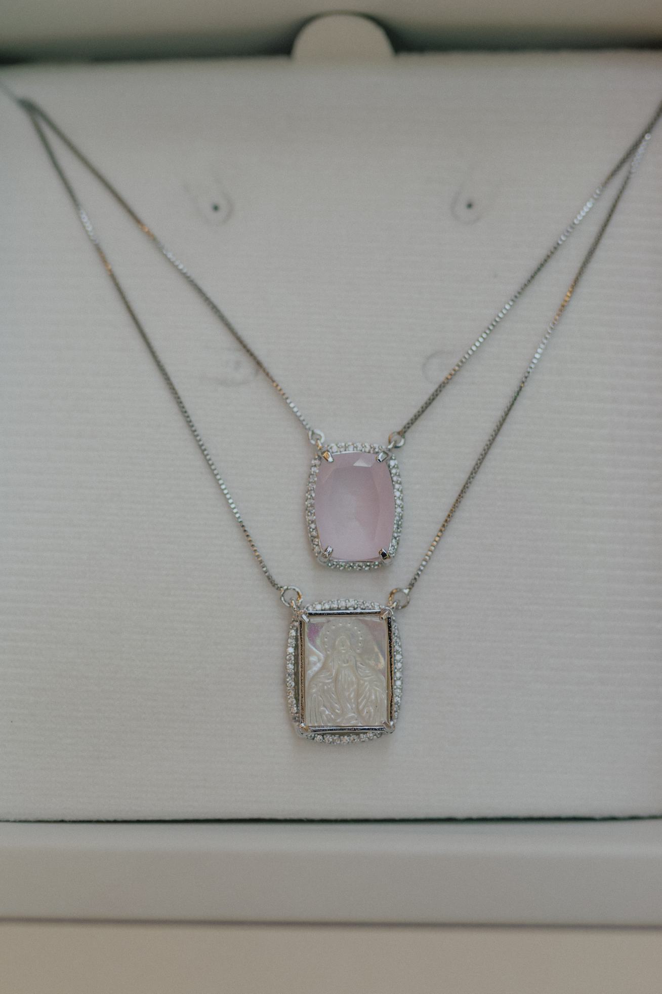 Colar Escapulário Madrepérola Rosa Ródio Branco