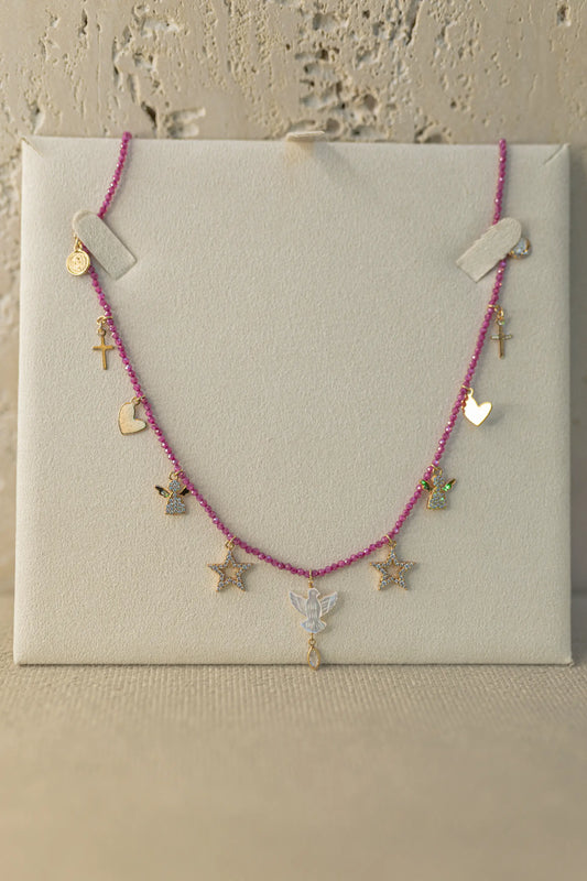 Colar de Pedras Naturais Rosa com Charms Dourado