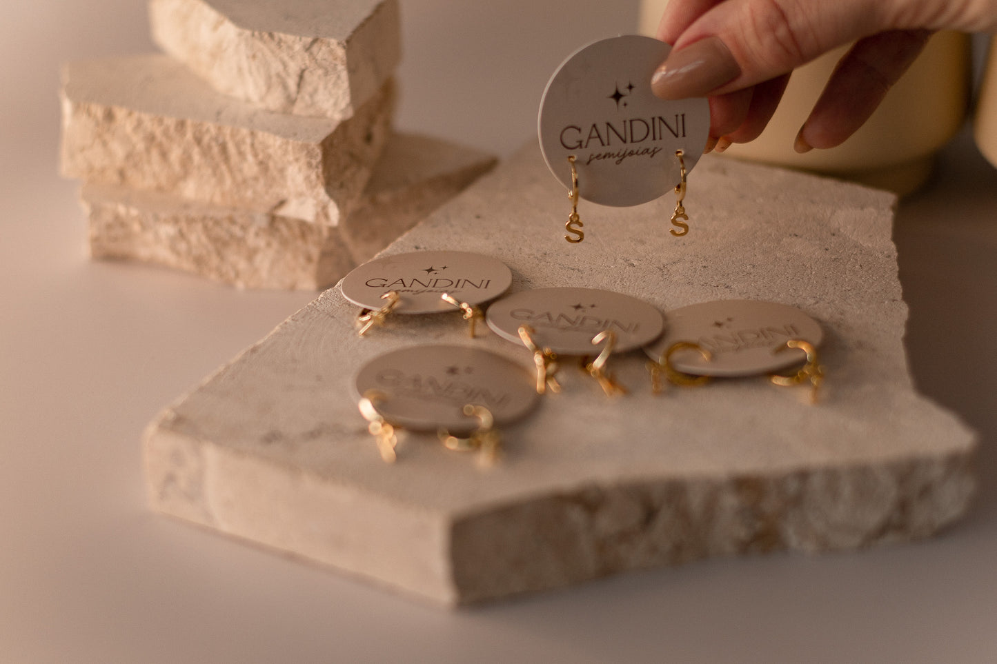 Brinco Argola Letra Dourado