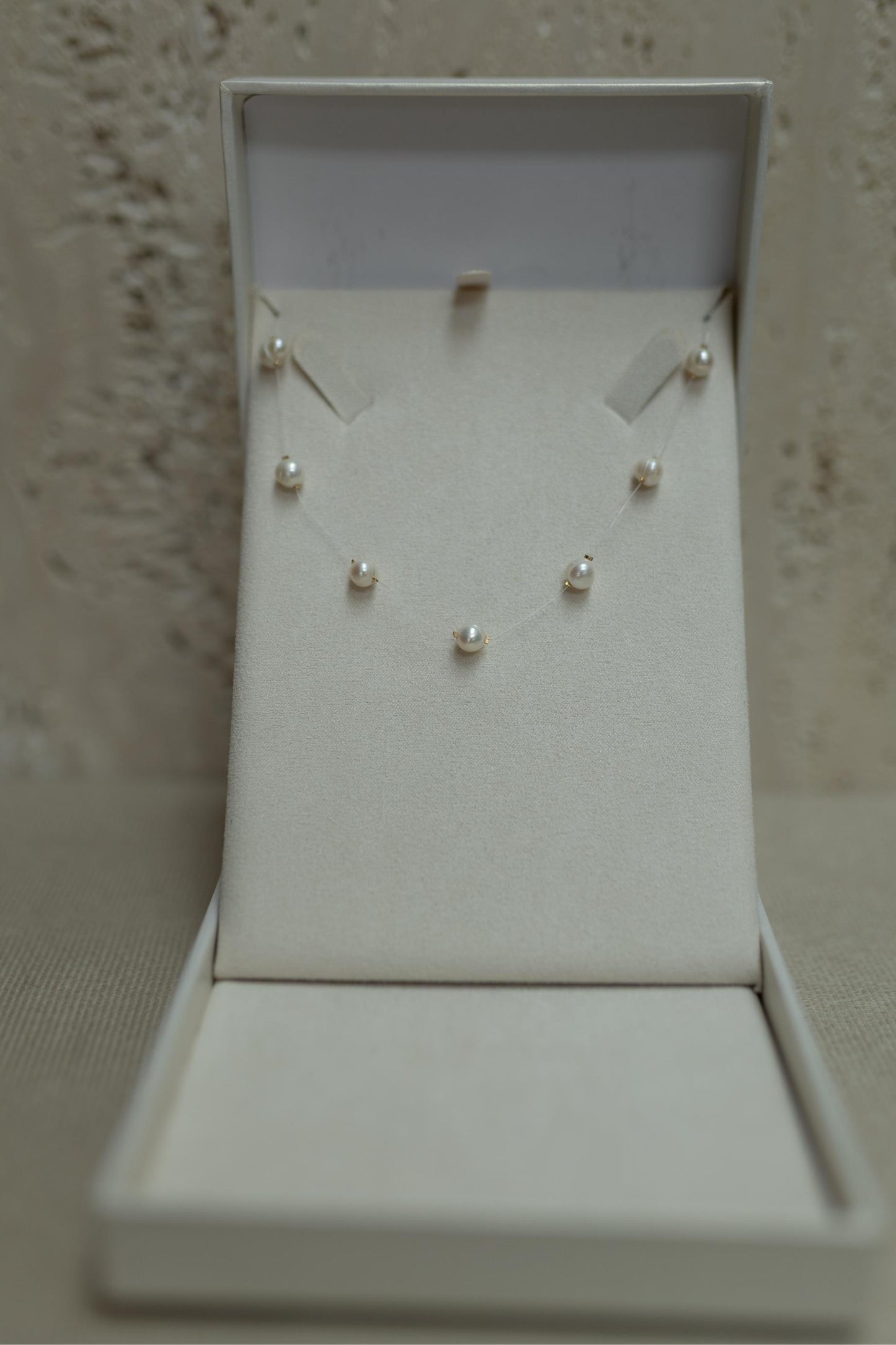 Colar de Nylon com Pérolas Dourado
